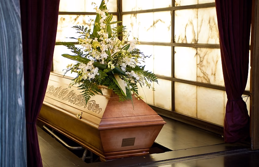 Welche Blumen und Dekorationen sollte man für eine Trauerfeier wählen?