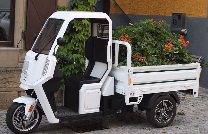 Wie beeinflussen elektrische Kipper das Management von Friedhofsgrünflächen?
